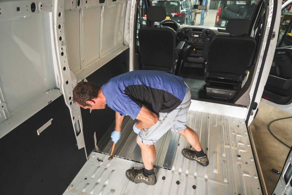 Bodemplaat extra zitplaatsen camper afwerken - B&S autoaanpassingen