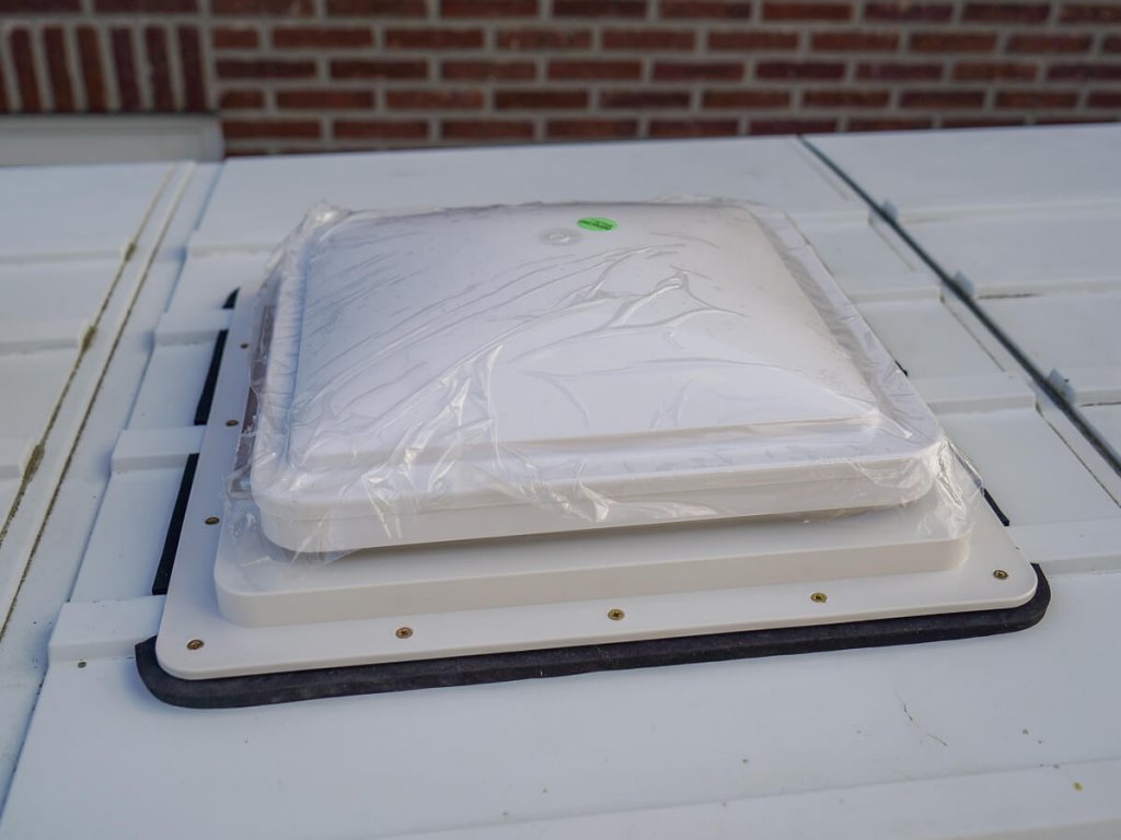 Waterbestendig epdm rondom dakluik camper