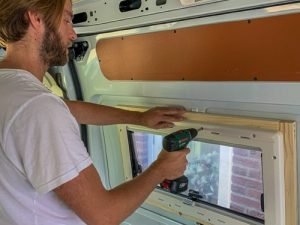 Inbouw klapraam camper vastschroeven
