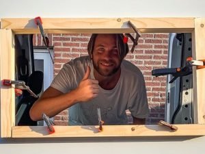 Raamwerk rondom camper klapraam