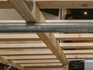Bouwhout balken onder bed