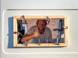 Lijmklemmen voor framewerk rondom camper raam