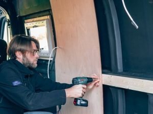 Raamwerk zijwanden buscamper van multiplex