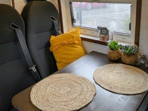 Tafel gemaakt van timmerpaneel